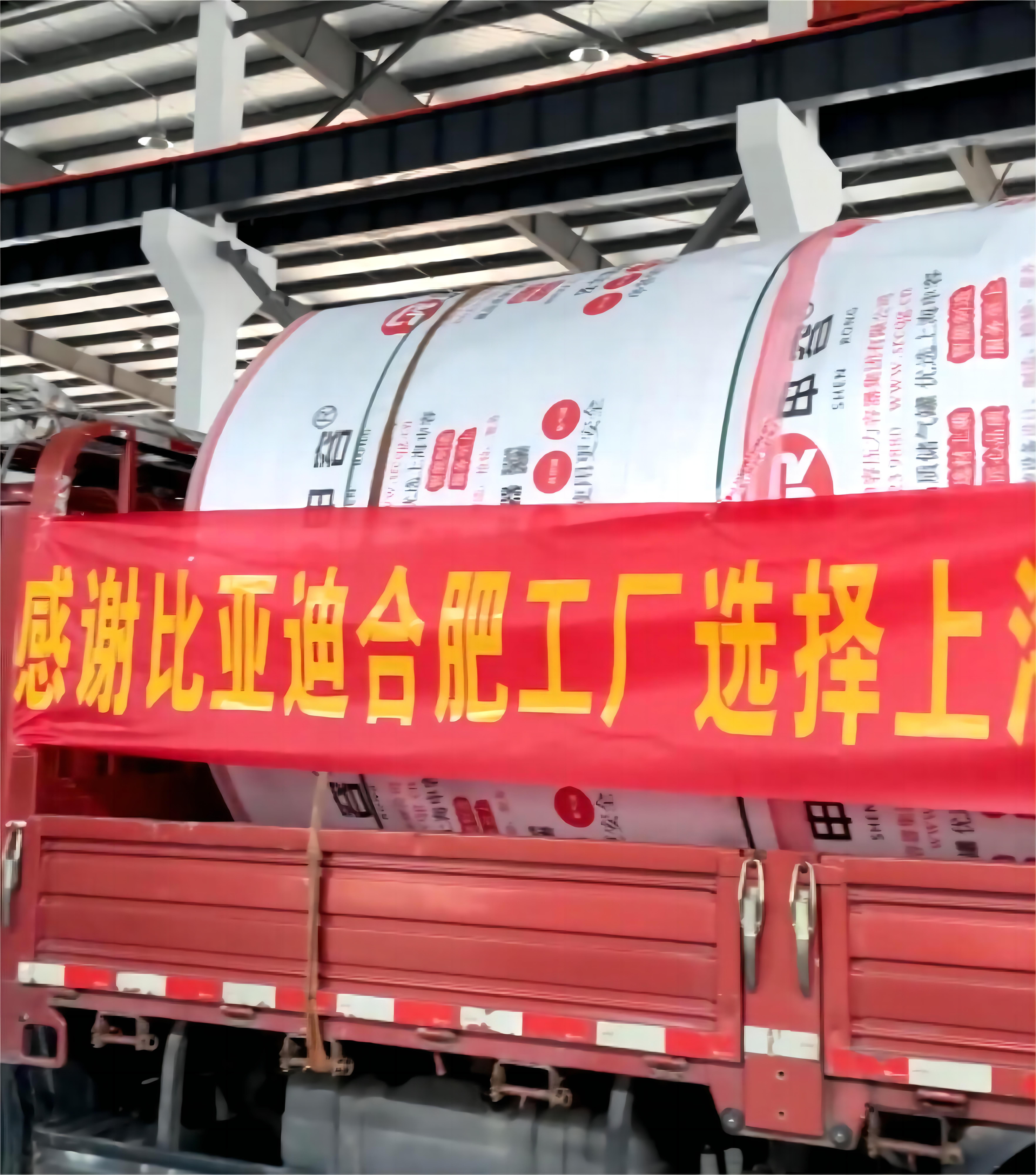 在采購新的儲(chǔ)氣罐時(shí)，您應(yīng)該注意以下幾個(gè)關(guān)鍵方面： 合規(guī)性 - 確保儲(chǔ)氣罐的設(shè)計(jì)、制造和檢驗(yàn)符合國家頒布的法律法規(guī)和安全技術(shù)規(guī)范，如GB 150《壓力容器》標(biāo)準(zhǔn)或者NB/T 47052等相關(guān)標(biāo)準(zhǔn)。 設(shè)計(jì)要求 - 根據(jù)您的需求選擇合適的設(shè)計(jì)壓力、容積和材質(zhì)。